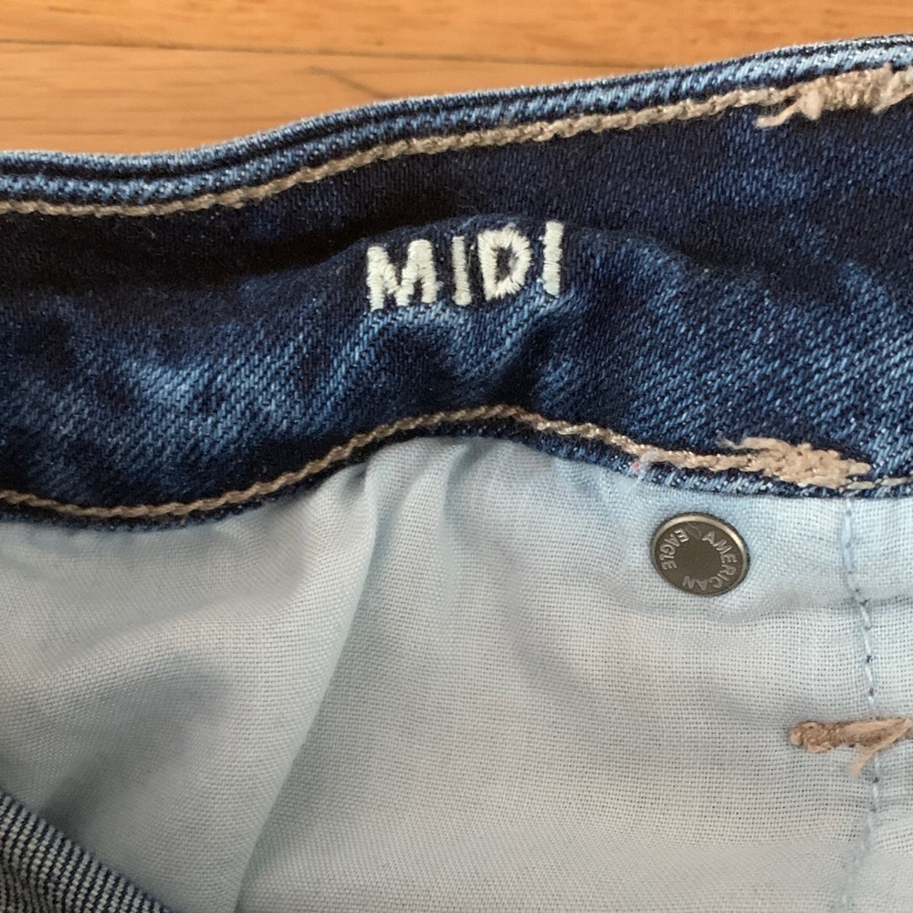 American Eagle Frayed Hem Denim Shorts - Women’s Size 2 - Picture 6 of 7
